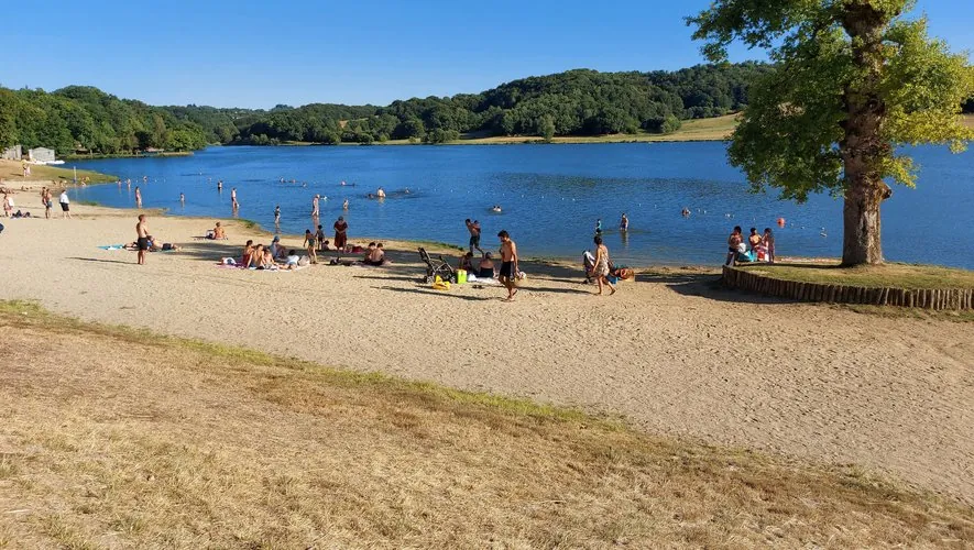 Le lac du Tolerme et ses rives verdoyantes
