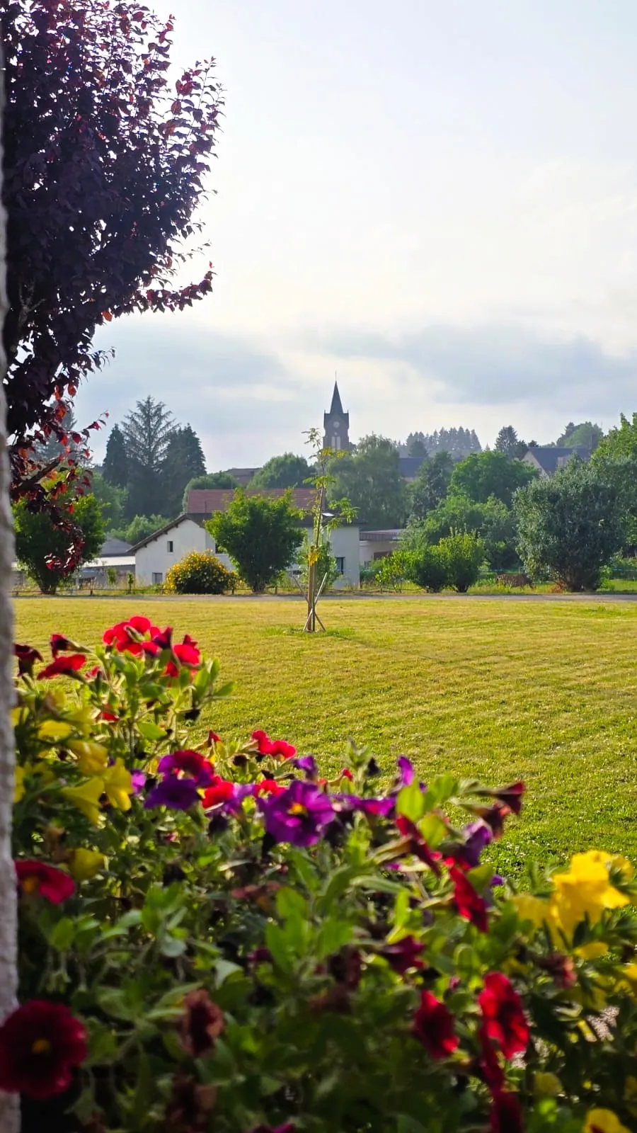 La vue sur le jardin et le village depuis la terrasse